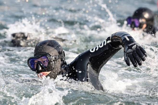 해군특수전전단 해난구조전대(SSU) 심해잠수사가 경남 창원시 진해군항 일대에서 열린 혹한기 훈련에서 물살을 가르며 헤엄치고 있다.