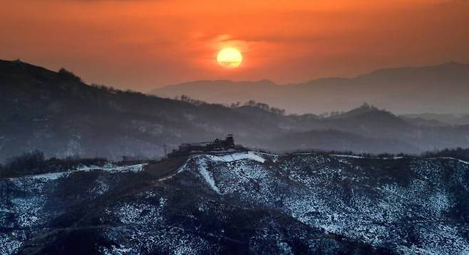 중서부전선 육군28보병사단의 최전방 경계초소(GP) 위로 노을이 내려앉고 있다.