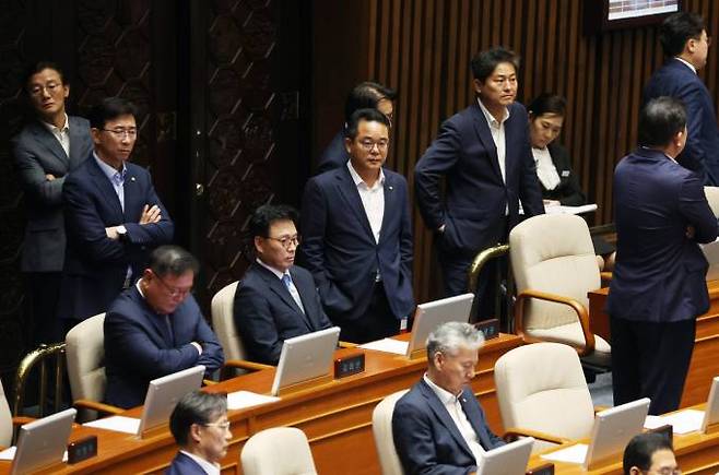 21일 민주당 의원들이 이재명 더불어민주당 대표의 체포동의안 가결 후 굳은 표정으로 서 있다. 연합뉴스 