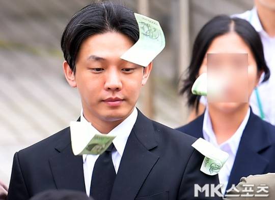 영장심사를 마치고 나온 유아인에 한 시민이 돈다발을 뿌렸다. 제공|MK스포츠