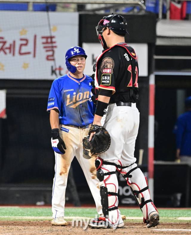 홈에서 장성우와 이야기하는 김지찬 / 수원 = 유진형 기자 zolong@mydaily.co.kr