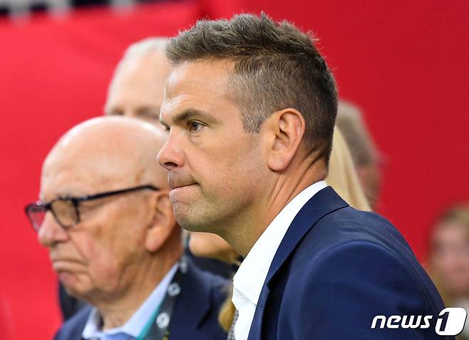 미국 언론재벌 루퍼트 머독은 21일(현지시간) 성명을 통해 오는 11월부터 자신의 장남 라클런 머독이 뉴스코프의 회장직을 맡게된다고 밝혔다. 사진은 머독(왼쪽)과 라클런(오른쪽)이 지난 2017년 2월 텍사스 휴스턴에서 슈퍼볼 경기를 관람하는 모습. 2023.9.21. ⓒ 로이터=뉴스1 ⓒ News1 김성식 기자