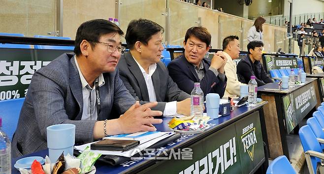 아시안게임 기술위원회 류중일, 허구연총재, 조계현, 장종훈, 김동수 위원(왼쪽부터)이 2일 잠실야구장에서 열린 2023 KBO리그 두산과 한화와 경기를 지켜보고 있다. 2023. 5. 2. 장강훈기자