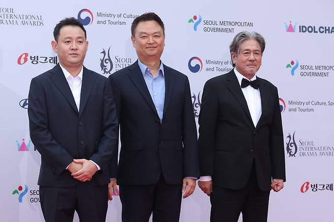 드라마 ‘카지노’ 배우와 감독 등이 21일 오후 서울 영등포구 여의도 KBS홀에서 열린 서울드라마어워즈 레드카펫 행사에 참석하고 있다. 서울|연합뉴스