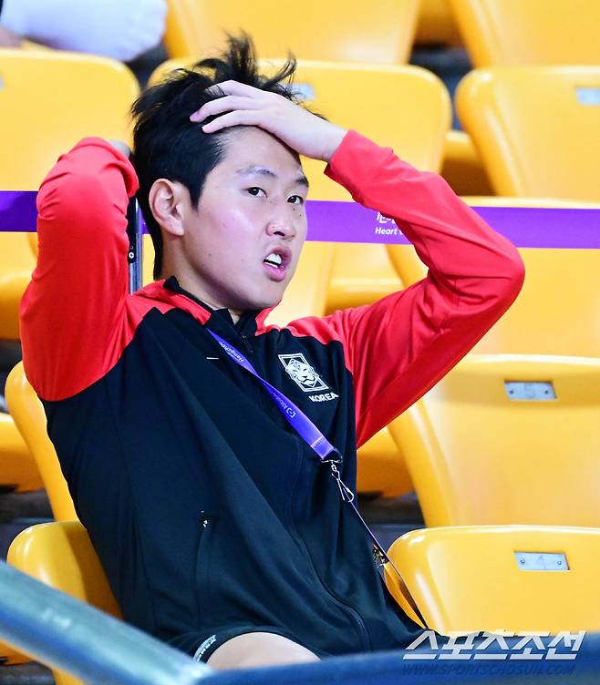 시차 적응도 하지 못해 피곤한 기색의 이강인.