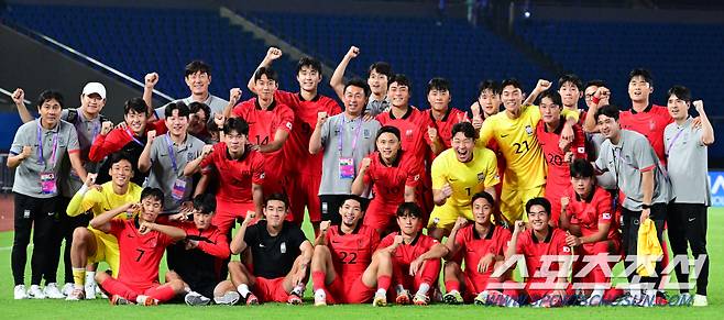 21일 오후 중국 진화스타디움에서 열린 항저우아시아게임 남자축구 예선 2차전 대한민국과 태국의 경기. 태국에 승리한 대표팀 선수들이 승리의 기쁨을 나누고 있다. 진화(중국)=송정헌 기자songs@sportschosun.com/2023.09.21/