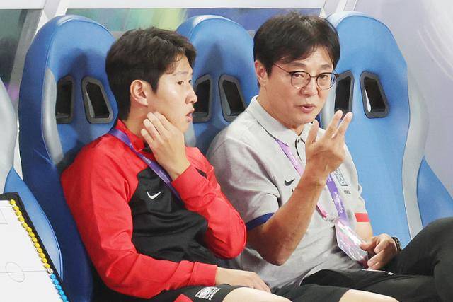 황선홍(오른쪽) 아시안게임 축구대표팀 감독과 이강인이 21일 중국 저장성 진화 스포츠센터 스타디움에서 2022 항저우 아시안게임 남자 축구 조별리그 E조 2차전 한국과 태국의 경기를 앞두고 대화를 나누고 있다. 진화=뉴스1