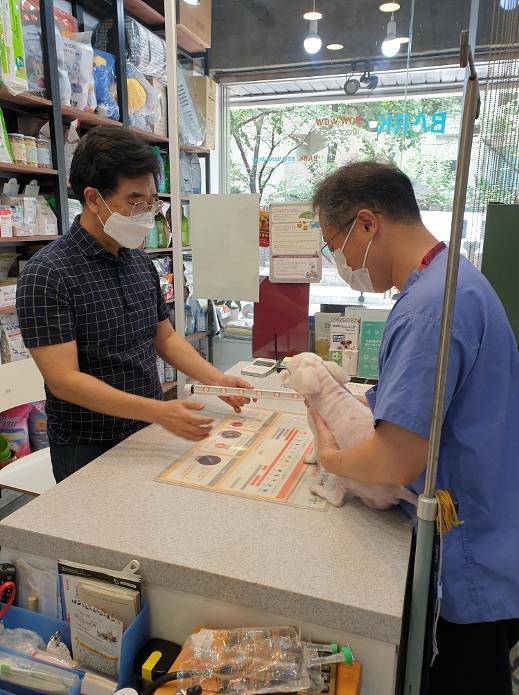 반려동물용 PBM의 성능을 연구하는 구본준 대표(왼쪽) / 출처=제로나인메트리얼