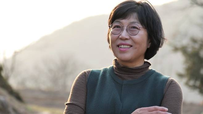 소설가 정지아씨를 전남 구례 자택 마당에서 촬영했다. 뒤로 지리산 능선이 보인다. 김종목 기자