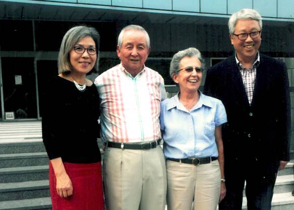 이동원(오른쪽) 목사와 우명자(왼쪽) 사모가 2013년 사역 초기 영적 부모 역할을 해준 김장환(왼쪽 두 번째) 목사, 트루디 사모와 함께 기념촬영을 하고 있다.