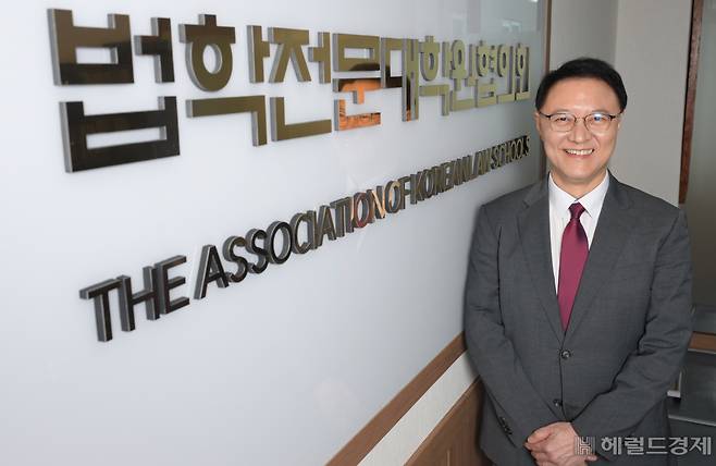 이상경 법학전문대학원협의회 이사장이 14일 오후 서울 중구 법학전문대학원협의회 사무실에서 헤럴드경제와 인터뷰를 하고 있다. 이상섭 기자