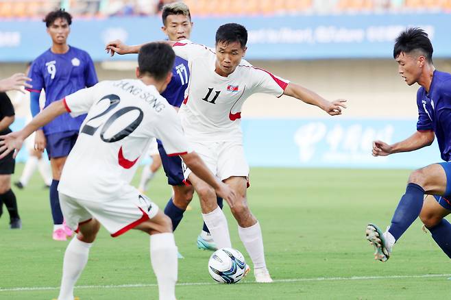 19일 오후 중국 저장성 진화시 저장사범대학교 경기장에서 열린 2022 항저우 아시안게임 남자 축구 F조 조별리그 1차전 북한과 대만의 경기에서 북한 김국진이 드리블 돌파를 시도하고 있다. /뉴스1