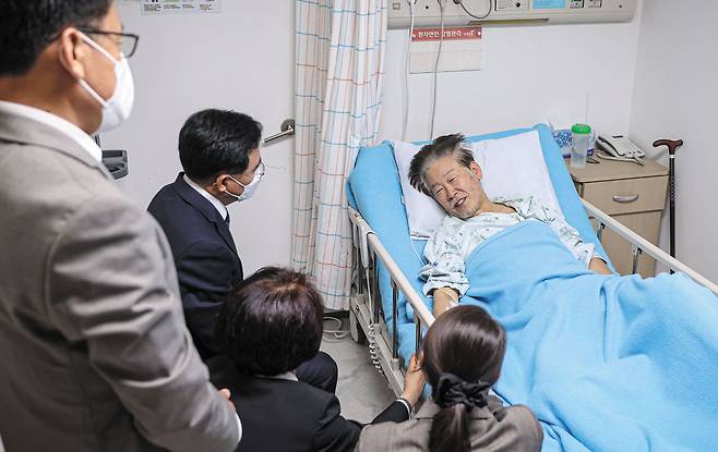 서울 강서구청장 보궐선거에 더불어민주당 공천을 받은 진교훈(앉아 있는 남성) 후보가 민주당 소속 강서구 국회의원 3명과 22일 오후 서울 중랑구 녹색병원을 찾아 입원 중인 이재명 대표와 대화하고 있다. 앞줄 왼쪽부터 진성준, 한정애, 강선우 의원. /민주당