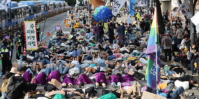 23일 오후 서울시청역 인근에서 열린 ‘923 기후정의행진’에서 참가자들이 용산 대통령실 방향으로 행진 중 기후위기의 심각성을 알리고 기후정의 실현을 촉구하는 행위극을 하고 있다. 김경호 선임기자