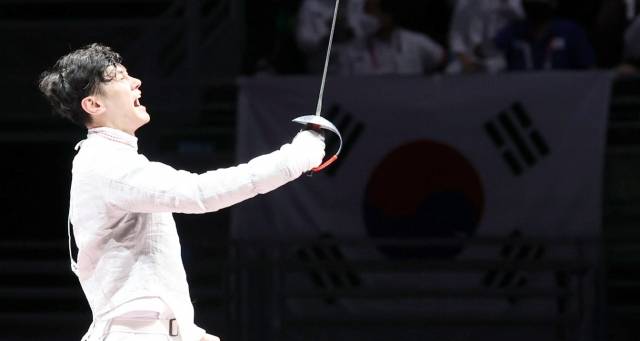2021년 7월 28일 오후 일본 지바 마쿠하리 메세 B홀에서 열린 도쿄올림픽 펜싱 남자 사브르 단체 결승전 이탈리아와의 경기에서 구본길이 공격에 성공 후 기뻐하고 있다. 뉴시스