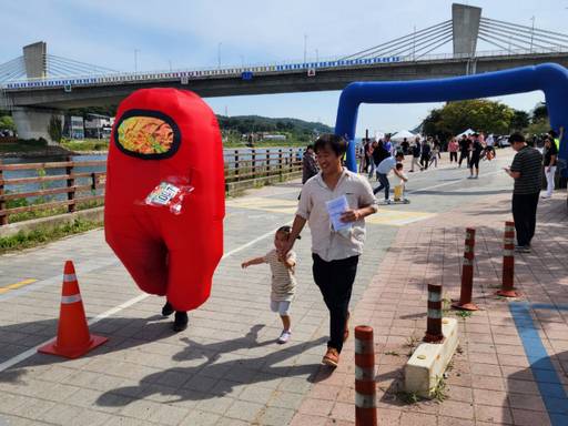 인천 서구문화원과 하나은행이 공동으로 준비한 ‘서구청년 코스프레 마라톤’이 23일 경인아라뱃길 시천문화광장에서 참가자들이 달리고 있다. 이병기기자