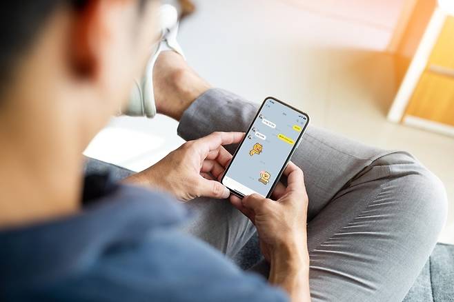 카카오톡의 국내 메신저 시장 점유율은 95%에 달한다. 사진은 카카오톡을 이용하는 이용자.