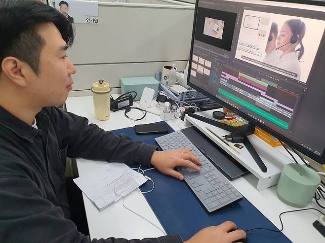 안기원 마케팅팀 직원이 영상 작업을 하고 있다. 윤현주 기자