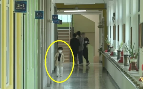 학교 복도를 걸어가고 있는 대성 군. 또래 친구들과 체격 차이가 나는 모습이다.  /사진=유튜브 채널 '우와한 비디오' 캡처
