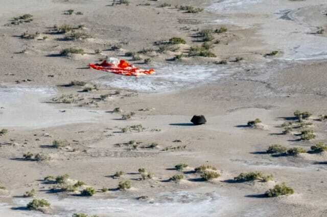 오시리스-렉스 우주선이 떨어뜨린 샘플 귀환 캡슐이 지난 24일 미국 유타 사막에 착륙한 모습(사진=NASA/Keegan Barber)