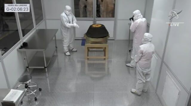 반환 캡슐 점검 후 근처에 있는 이동식 클린룸으로 이동한 샘플 캡슐 (사진=NASA)
