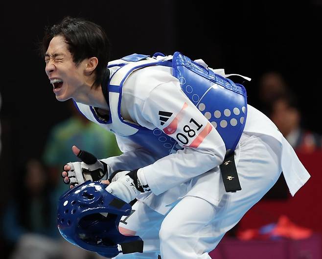 장준 '금메달이다!' (항저우=연합뉴스) 박동주 기자 = 장준이 25일 중국 저장성 항저우의 린안 스포츠문화전시센터에서 열린 항저우 아시안게임 태권도 겨루기 남자 58㎏급 결승전에서 이란 마흐디 하지모사에이나포티에게 승리를 거둔 뒤 환호하고 있다. 2023.9.25 pdj6635@yna.co.kr (끝)