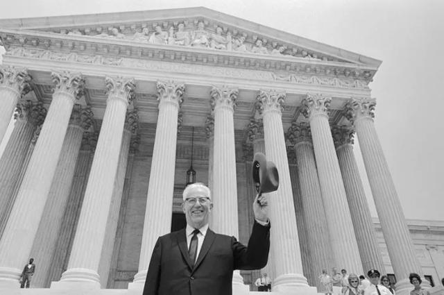 1969년 은퇴를 앞둔 얼 워렌이 대법원 앞에 서 있다. Getty Images