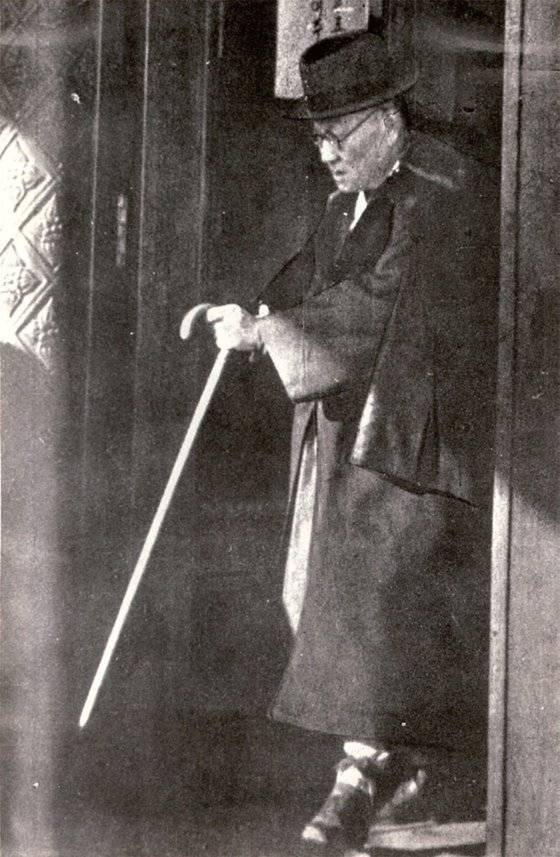 1945년 12월 피격 며칠 전 국민대회준비회 사무실(현 동아일보 건물) 정문을 나서는 고하 송진우. / 사진:고하송진우선생기념사업회