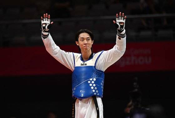 장준이 금메달을 확정 지은 직후 두 팔을 번쩍 들어 팬들의 환호에 답하고 있다. 장진영 기자