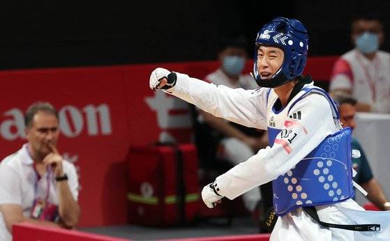 항저우 아시안게임에서 금메달을 확정 지은 장준이 환호하고 있다. 연합뉴스