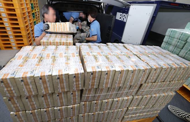 서울 중구 한국은행 화폐수납장에서 관계자들이 추석 화폐 공급을 하고 있다. [연합]