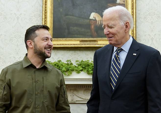 2023년 9월21일(현지시간) 미국 수도 워싱턴DC에 있는 백악관 집무실에서 조 바이든 대통령(오른쪽)이 볼로디미르 젤렌스키 우크라이나 대통령을 만나고 있다. / 사진=AP 연합뉴스