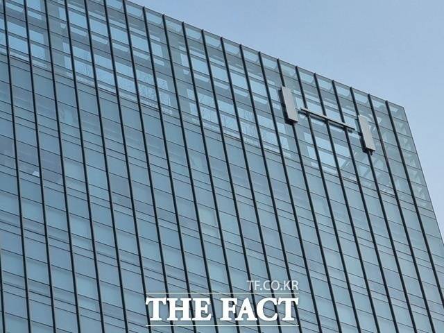 25일 하이브는 전 거래일보다 5% 넘게 오른 24만2000원에 거래를 마치며 BTS 재계약 발표 직후 내린 주가를 회복했다. /더팩트 DB