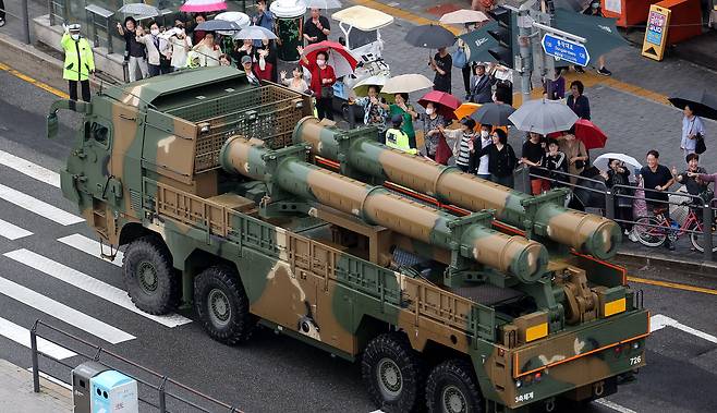 건군 75주년 국군의 날 기념식이 진행된 가운데 26일 오후 서울 동작대로에서 지대지 미사일 현무가 시가행진을 하고 있다. /뉴스1