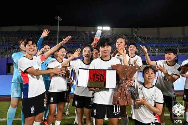 지소연(가운데, 한국 아시안게임 여자 축구 대표팀). 대한축구협회 제공