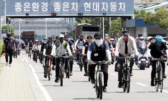 현대자동차 울산공장 명촌정문에서 오전조 근로자들이 퇴근 하고 있는 모습. 뉴스1
