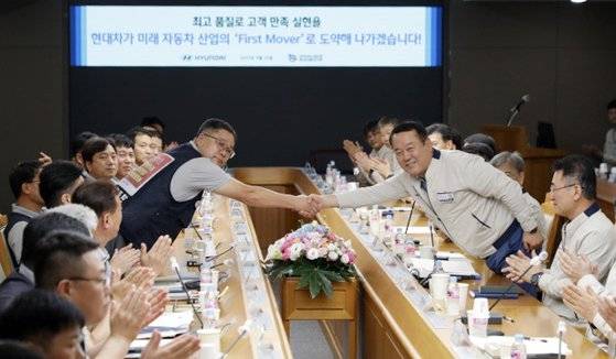 현대차 노사가 20일 울산본사에서 이동석 대표이사, 안현호 노조지부장 등이 참석한 가운데 '2023년 임금 및 단체협약 조인식'을 하고 있다. 뉴스1