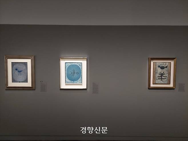 까치와 나무를 그렸지만 모두 다른 형태로 표현된 그림 세 점. 왼쪽부터 1958년 작품 ‘까치’, 1961년 작품 ‘새와 나무’. 1961년 작품 ‘나무와 까치’ / 김찬호 기자