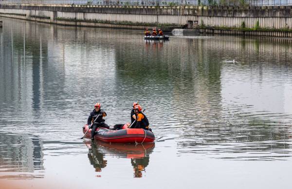 지난 21일 동래구 안락교 근방 온천천 일대에서 소방대원들이 구조보트를 동원해 전날 불어난 물에 의해 온천장역 인근에서 실종된 여성을 찾는 수색작업을 벌이고 있다. 이원준 기자