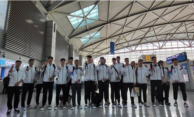 2022 항저우 아시안게임에 나서는 한국 남자농구 국가대표팀이 지난 23일 인천국제공항에서 출국에 앞서 기념촬영을 하고 있다. 연합뉴스