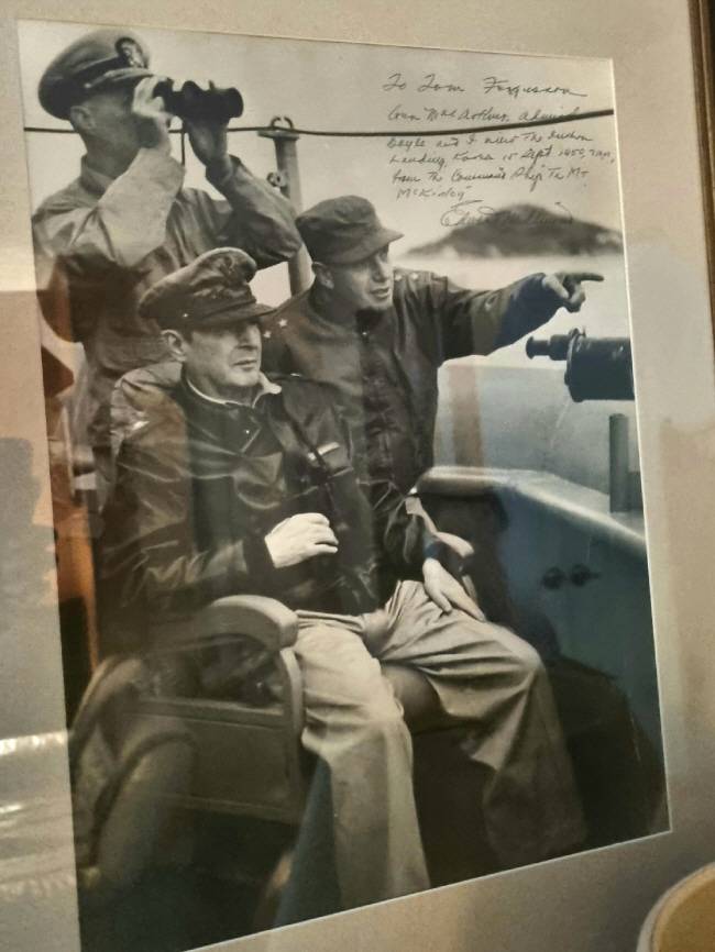 인천상륙작전 당일 맥아더와 아몬드 6·25전쟁의 전황을 바꾼 계기인 인천상륙작전이 진행된 1950년 9월 15일 더글러스 맥아더(앞쪽) 장군이 에드워드 아몬드(오른쪽) 10군단장과 도일(뒤쪽) 해군 소장과 함께 지휘함에서 작전을 지켜보고 있다. 사진 오른쪽 위에 아몬드 장군이 외손자인 토머스 퍼거슨 미 육군 예비역 대령에게 남긴 친필 메모가 쓰여 있다.