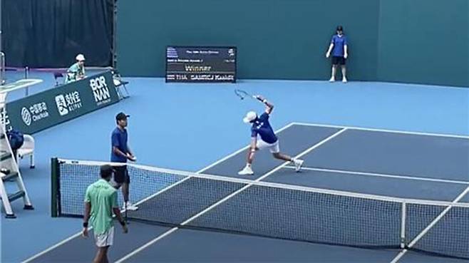 라켓 내리치는 권순우