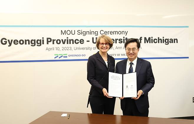 김동연 경기도지사가 지난 4월 미국 미시간대에서 경기청년 사다리 프로그램 협약식을 갖고 있다. 경기도 제공