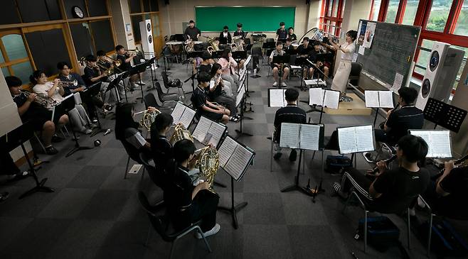 전남 곡성군 석곡중학교 '돌실 윈드 오케스트라' 단원들이 방과후 수업시간에 안서은 음악 담당 교사의 지휘 아래 합주 연습을 하고 있다. ⓒ시사IN 이명익