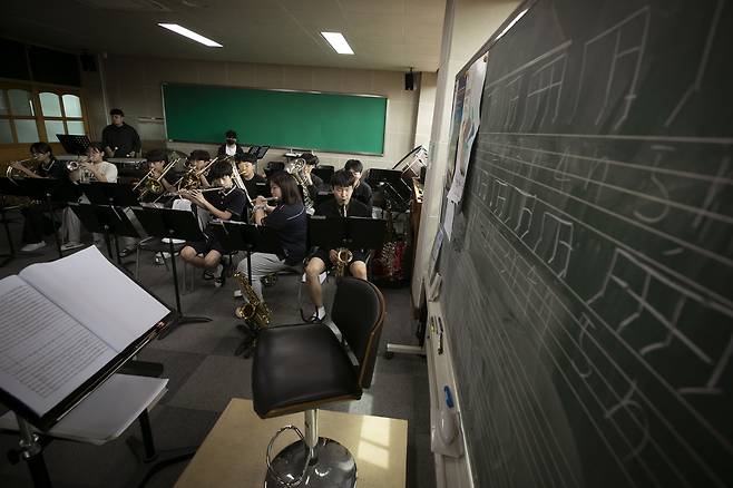 점심 시간에 합주 연습을 하고 있는 석곡중학교 '돌실 윈드 오케스트라' 학생들. ⓒ시사IN 이명익