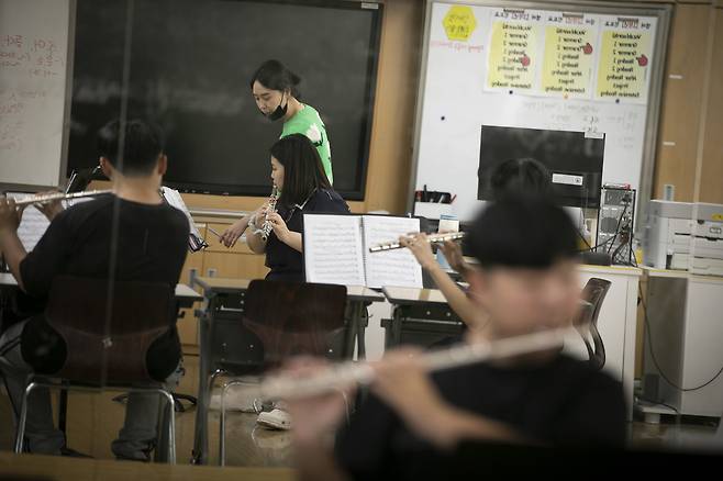 방과후 수업으로 플루트 파트 수업을 받고 있는 석곡중학교 학생들. ⓒ시사IN 이명익