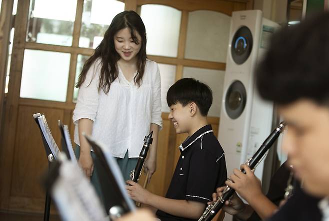 방과후 수업으로 클라리넷 파트 수업을 받고 있는 박유겸 학생(석곡중 1)이 박효인 교사의 수업 도중 활짝 웃고 있다 ⓒ시사IN 이명익