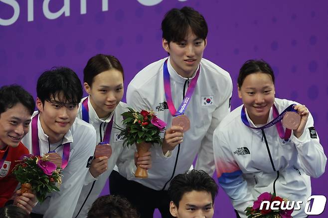 동메달을 딴 혼성 혼계영 대표팀ⓒ News1 민경석 기자