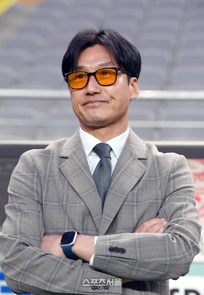 광주FC 이정효 감독이 9일 서울월드컵경기장에서 열린 2023 하나원큐 K리그1 FC서울과 경기에앞서 그라운드를 바라보고 있다. 2023. 5. 8. 박진업기자 upandup@sportsseoul.com