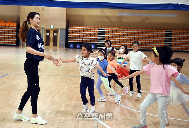 전 리듬체조 국가대표 천송이가 10일 세종 정부종합청사체육관에서 열린 국가대표 스포츠 클럽 행사에서 참가자에 훈련 설명을 하고 있다. 2023. 6. 10. 세종 | 최승섭기자 thunder@sportsseoul.com